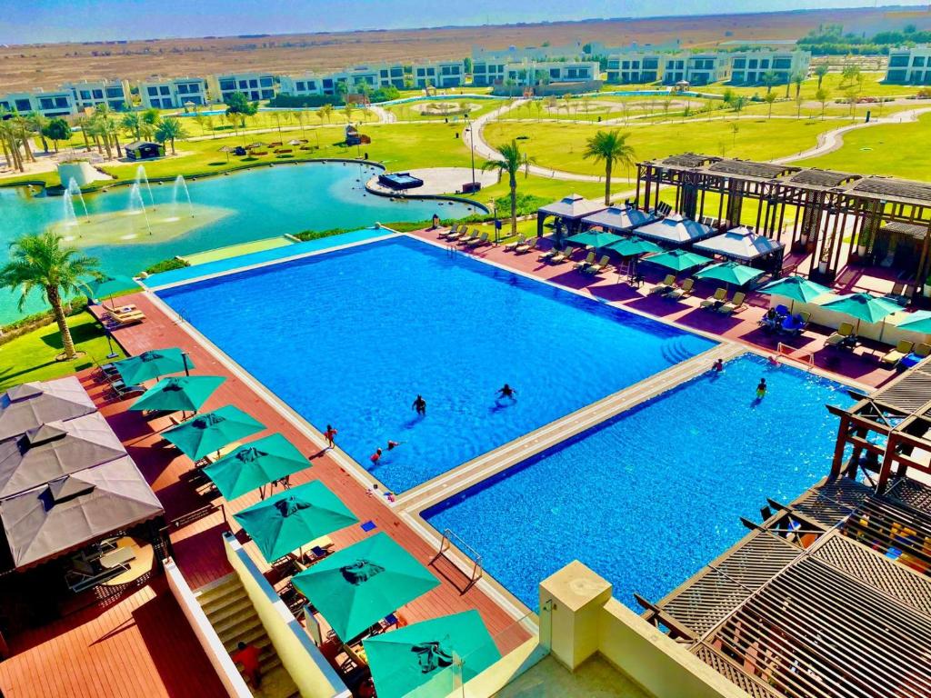 多哈Retaj Salwa Resort & Spa的享有度假村大型游泳池的顶部景致
