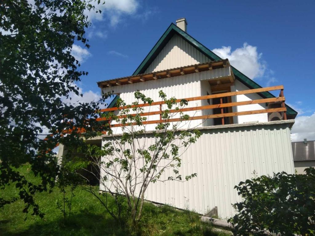 扎布利亚克Family farm Jezera的山丘上一座白色的建筑,有绿色的屋顶