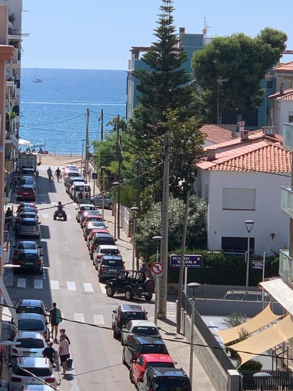 卡拉费尔Calafell playa lateral mar的一条在海滩边停有车辆的街道
