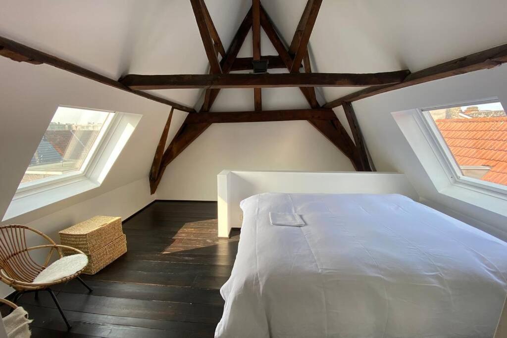 根特GLORIA LOFT GENT的卧室配有白色的床和2扇窗户。