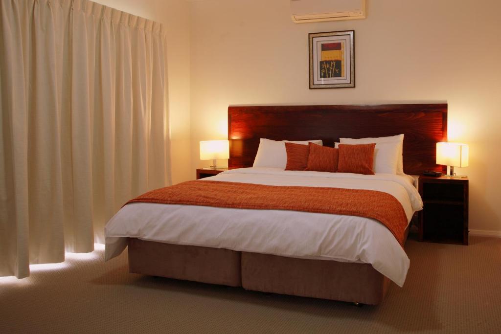勒弗戴尔塔尔加庄园酒店的一间卧室配有一张大床和两盏灯