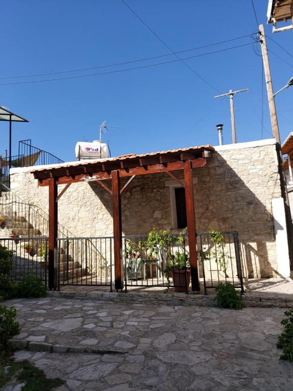 利马索尔John' s House in Omodos的石头建筑前的大门