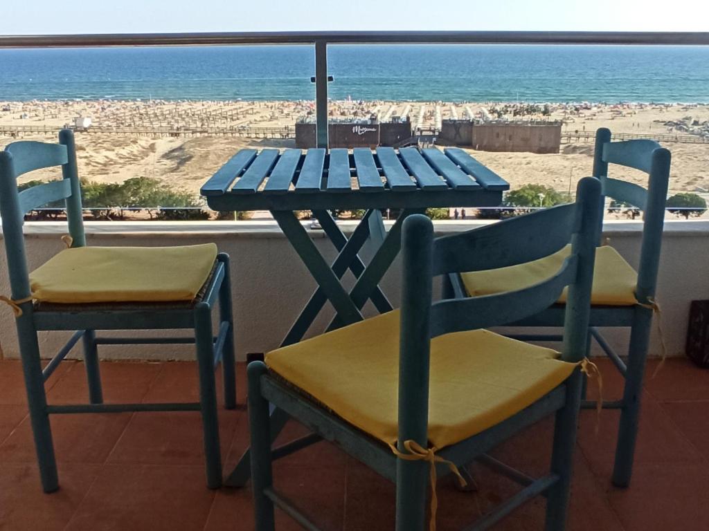 蒙蒂戈杜Best Sea View Monte Gordo的蓝色的桌椅,享有海滩美景