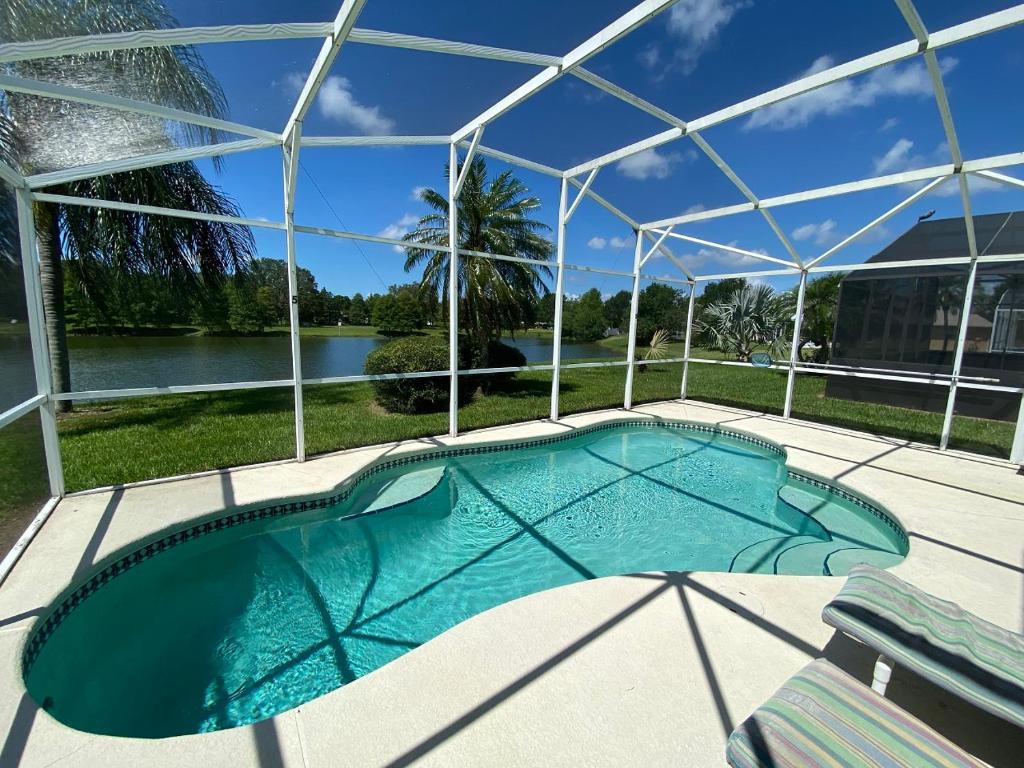 基西米Platinum Vacation Homes的水景帐篷内的游泳池