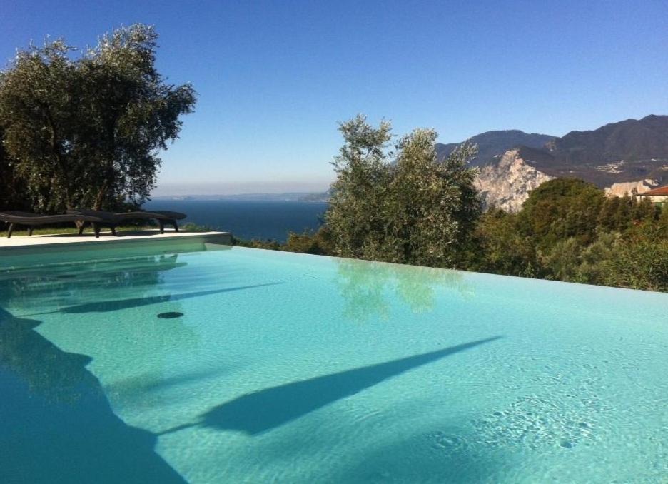 马尔切西内美景旅馆的大型海景游泳池
