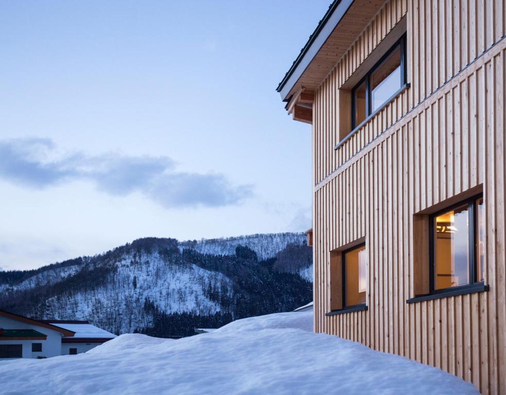 野沢Tamanegi House luxury 4 bedroom Ski Chalet的一座山地雪地建筑