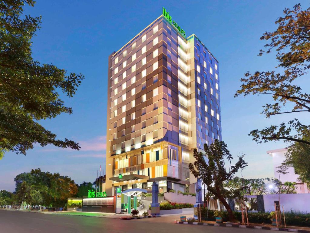 马卡萨马卡萨萨姆拉古兰吉宜必思尚品酒店 的灯光照亮酒店大楼的 ⁇ 染