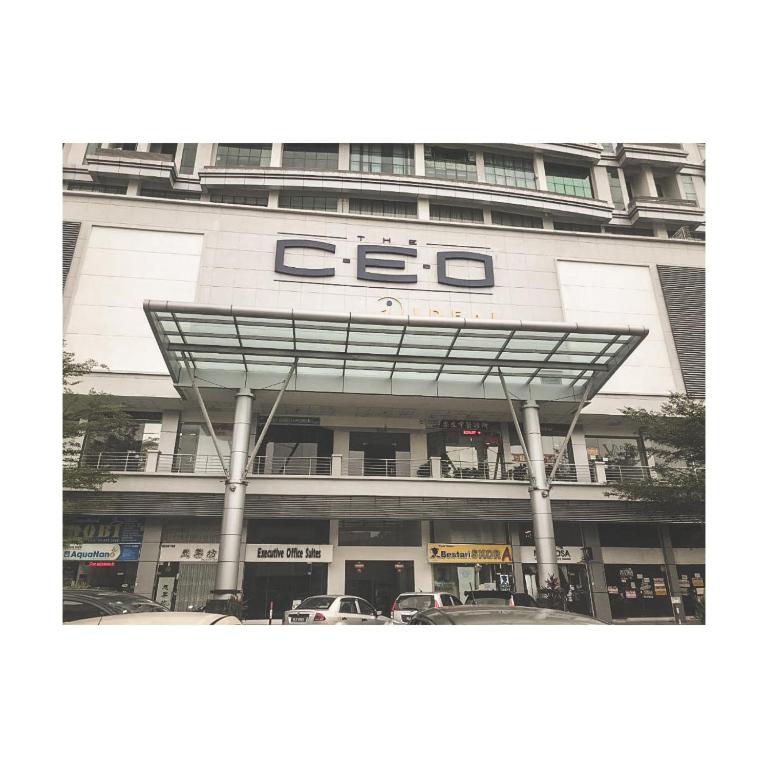 峇六拜The ceo suites by Zenbnb的前面有标志的建筑