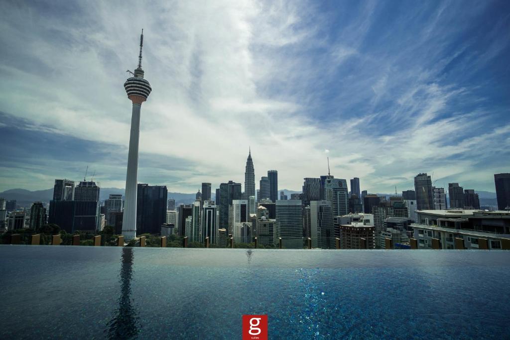 吉隆坡Ceylonz KLCC by Gsuites的从游泳池欣赏到城市天际线的景色