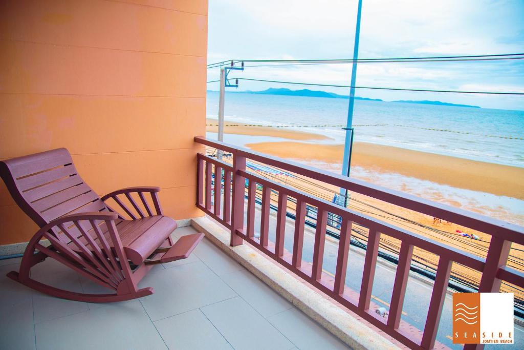 乔木提恩海滩芭堤雅乔木提恩海滩酒店的海滩景阳台的摇椅