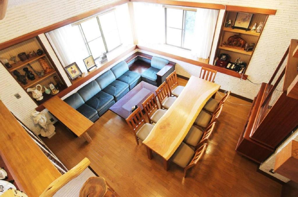 NeyagawaYadokari Osaka的享有带蓝色沙发的客厅的顶部景色。