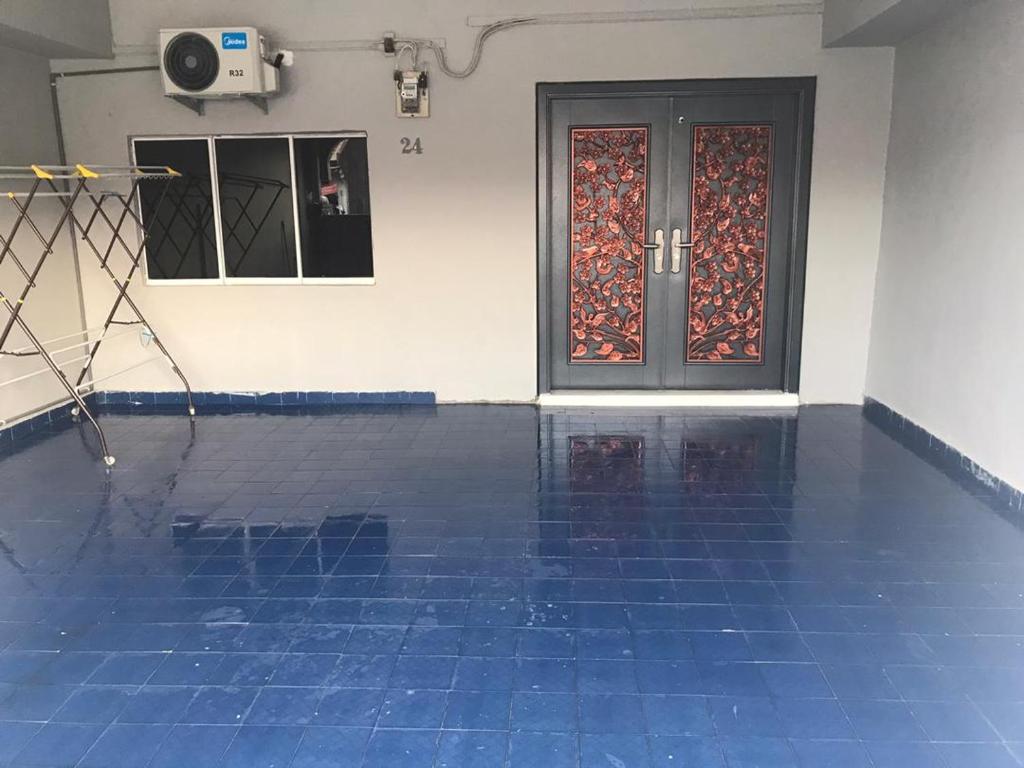 马六甲Homestay Melaka Baitul Saadah的客房铺有蓝色瓷砖地板,设有门