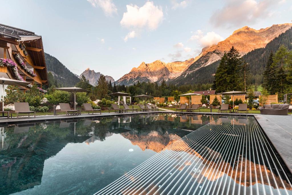 塞斯托BAD MOOS - Aqua Spa Resort的酒店游泳池的背景是山脉
