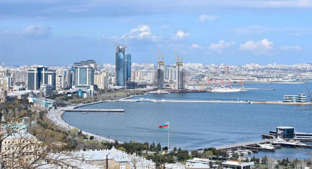 巴库Baku Panorama Hotel的享有带河流和国旗的城市美景