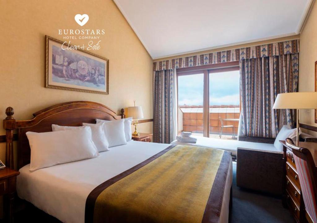 阿维拉埃克斯瑞纳伊莎贝尔酒店的酒店客房设有一张床和一个大窗户
