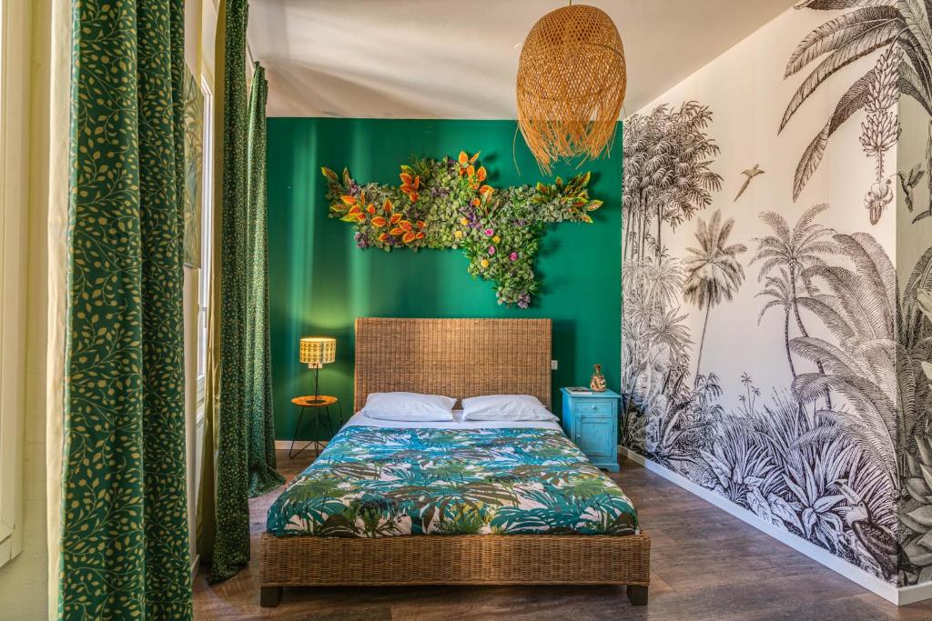 佛罗伦萨Coderooms的一间卧室配有一张带绿色墙壁的床