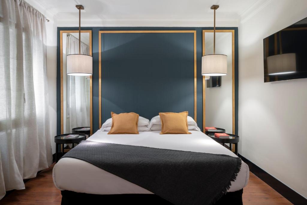 巴塞罗那La França Travellers Adults Only的卧室配有一张带两个枕头的大白色床