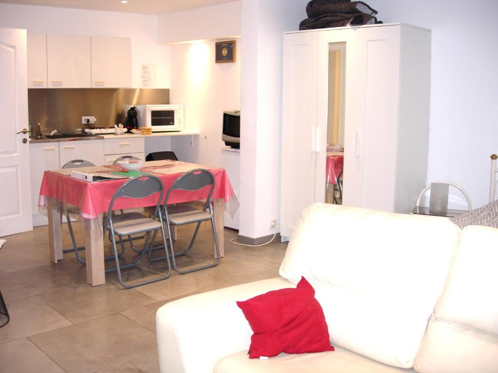 绍德方丹La Quietude的带沙发和桌子的客厅以及厨房。