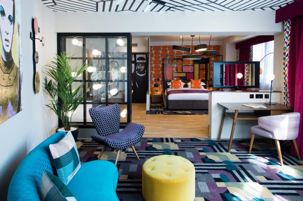 曼彻斯特马尔马逊曼切斯特酒店的一间带蓝色沙发的客厅和一间卧室