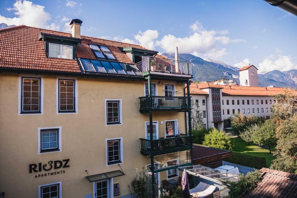 因斯布鲁克Riedz Apartments Innsbruck- Zentrales Apartmenthaus mit grüner Oase的一侧带阳台的建筑