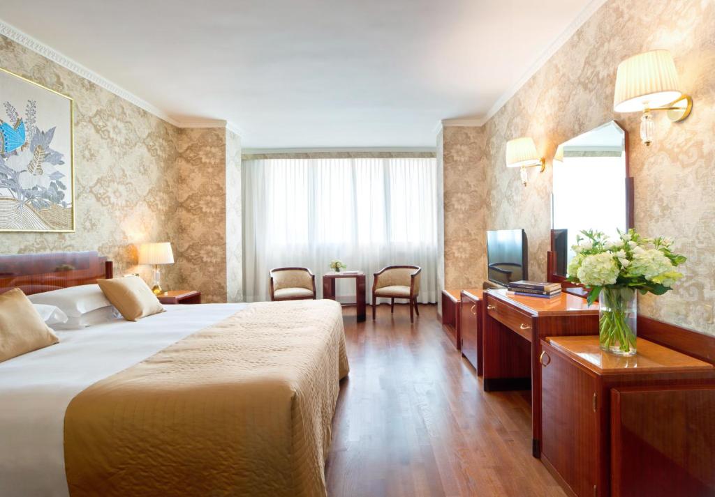帕尔马杜帕克星际酒店的酒店客房配有一张床、一张书桌和一台电视。
