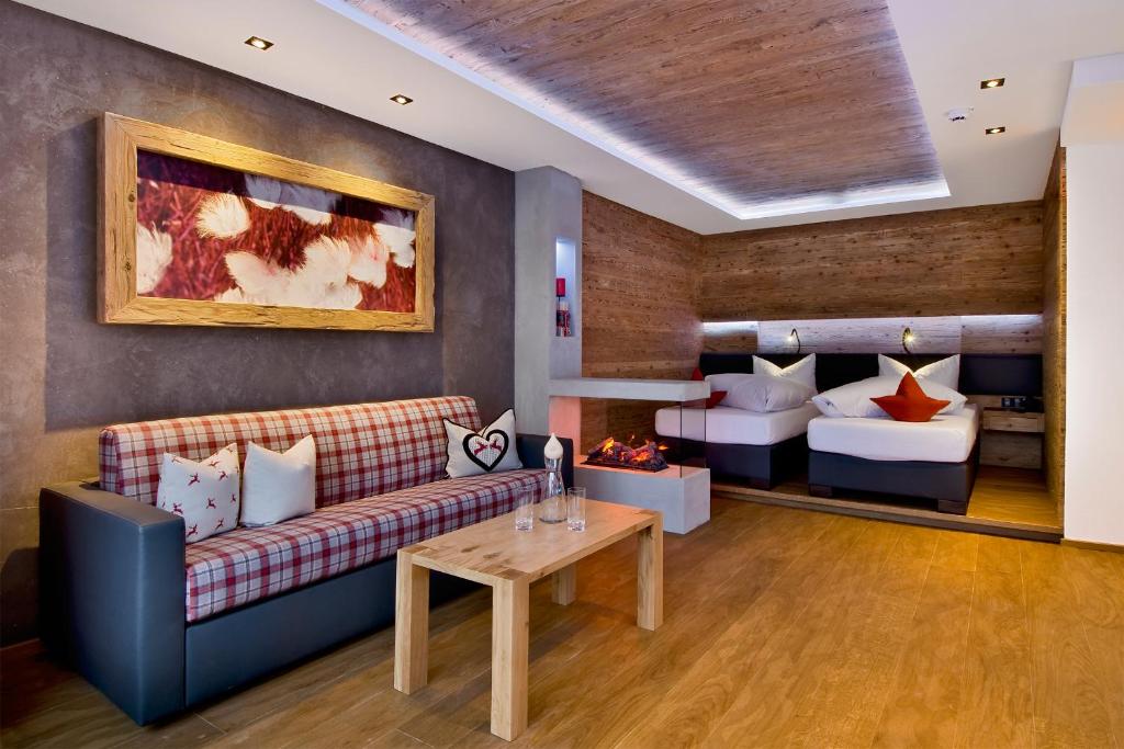 圣安东阿尔贝格PETE - Alpine Boutique Hotel的客厅配有沙发和1张床