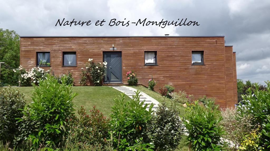 Saint-Germain-sur-MorinChambres d'Hôtes Nature et bois BED AND BREAKFAST的砖房,上面有读自然的标志
