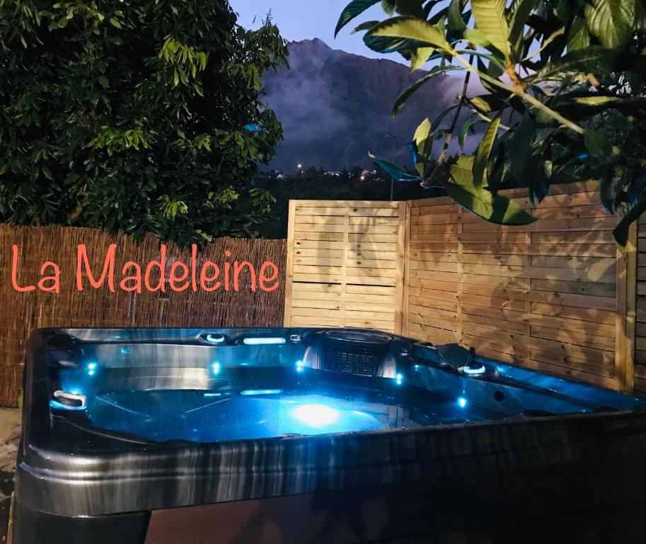 锡拉奥La Madeleine的按摩浴缸,带有读取la madoria的标志