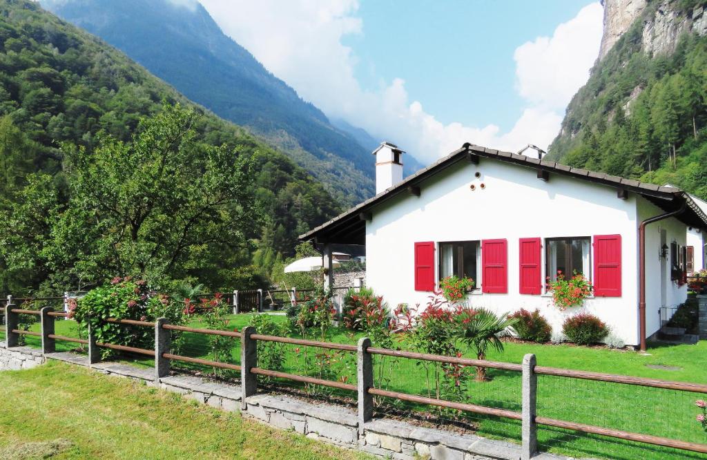 BrioneCasa Marco的山上的白色房子,有红色百叶窗