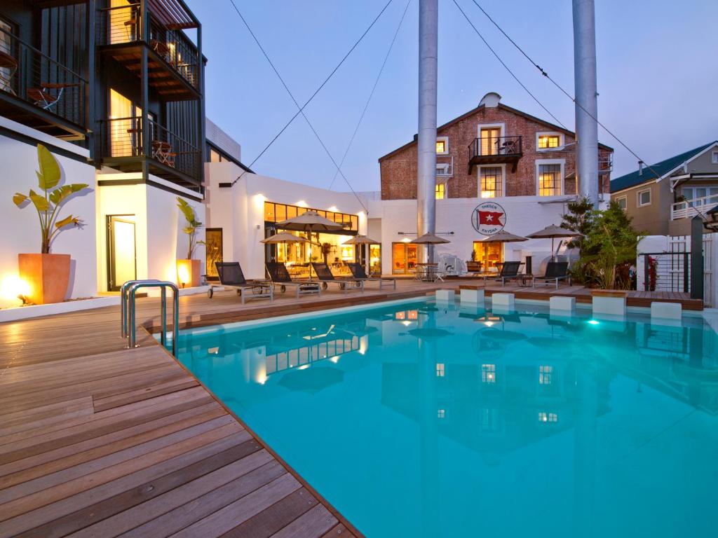克尼斯纳涡轮机Spa酒店的一座游泳池,旁边是一座木甲板