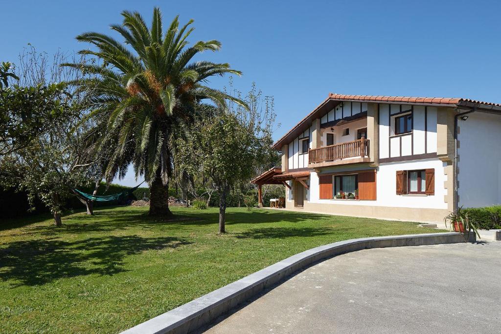 拉萨尔特Casa Rural La Palmera - Landetxea的一座房子,旁边是棕榈树