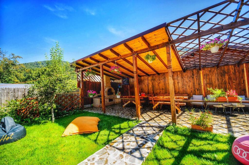 锡纳亚Amandra Chalet的后院设有木凉亭和野餐桌
