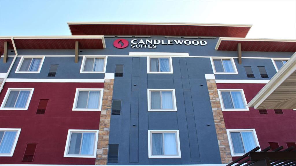 法戈Candlewood Suites Fargo South-Medical Center, an IHG Hotel的一座建筑,上面标有朗贝尔伍德套房的读物