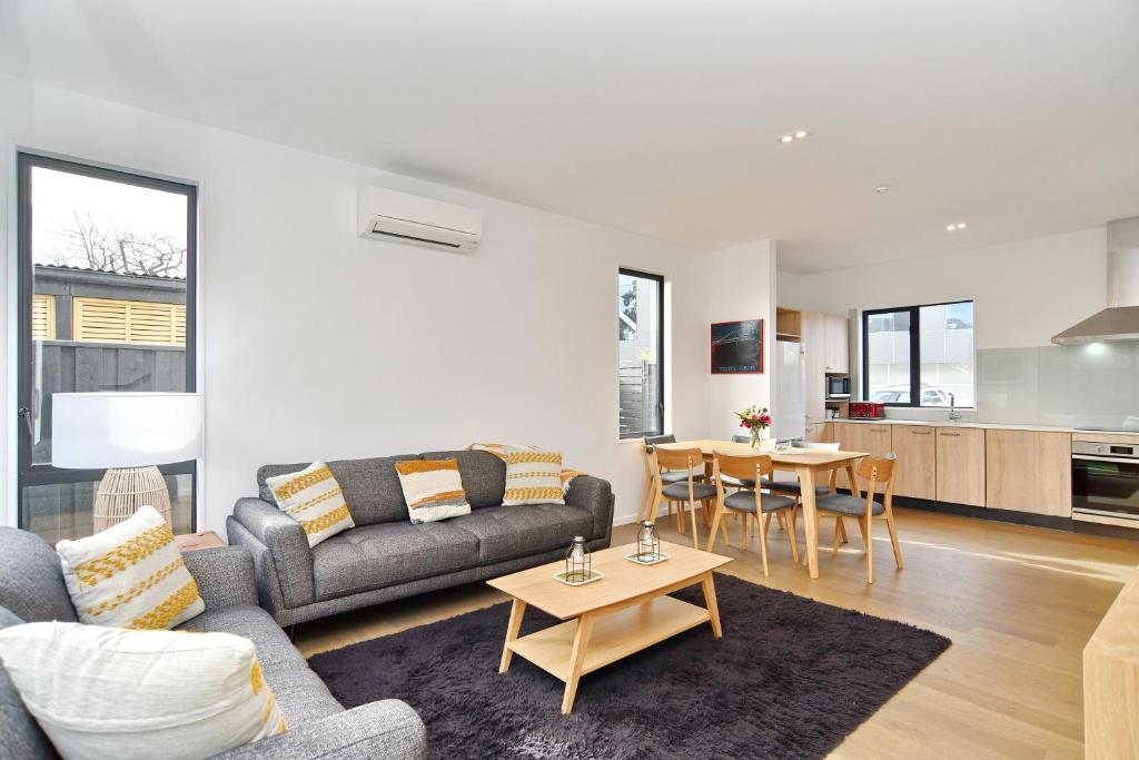 基督城Salisbury Style - Brand new city apartment - Christchurch Holiday Homes的客厅配有沙发和桌子