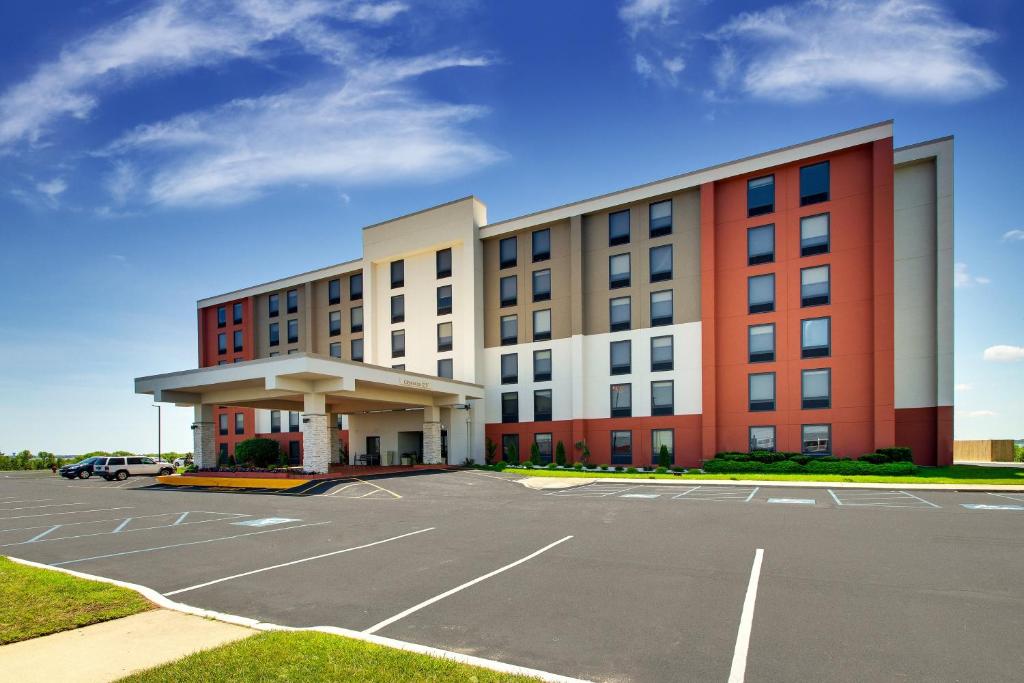 西大西洋城Holiday Inn Express Atlantic City W Pleasantville, an IHG Hotel的酒店前的停车场