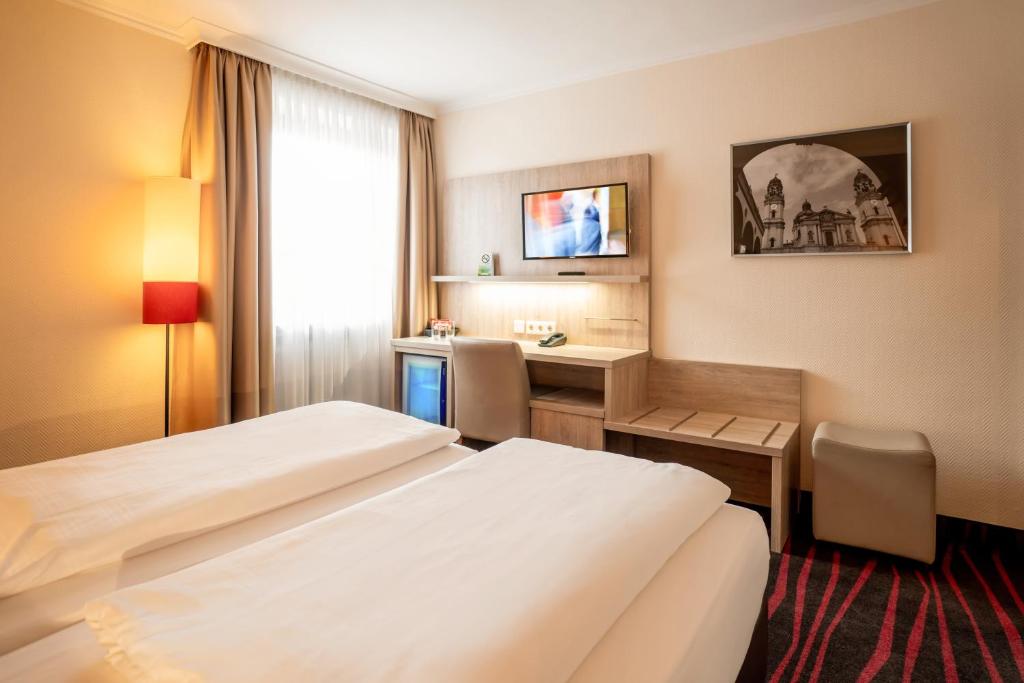 慕尼黑欧洲法院酒店的酒店客房配有两张床和一张书桌