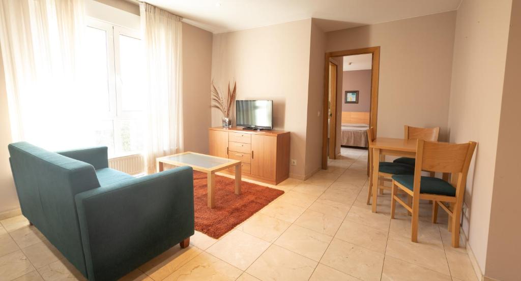 卢戈卢戈城市公寓酒店的客厅配有沙发和桌子