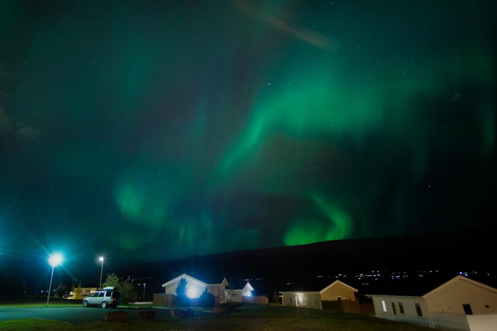 阿克雷里赛罗哈斯公寓及小屋酒店的天空中北极光的图像