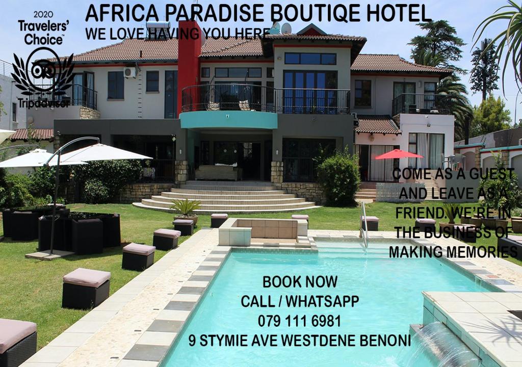 伯诺尼Africa Paradise - OR Tambo Airport Boutique Hotel的带有游泳池的房子的杂志封面