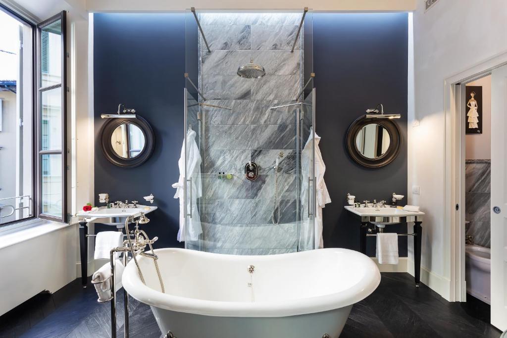 佛罗伦萨Corte Calzaiuoli Elegant Suites的浴室配有白色浴缸和淋浴。