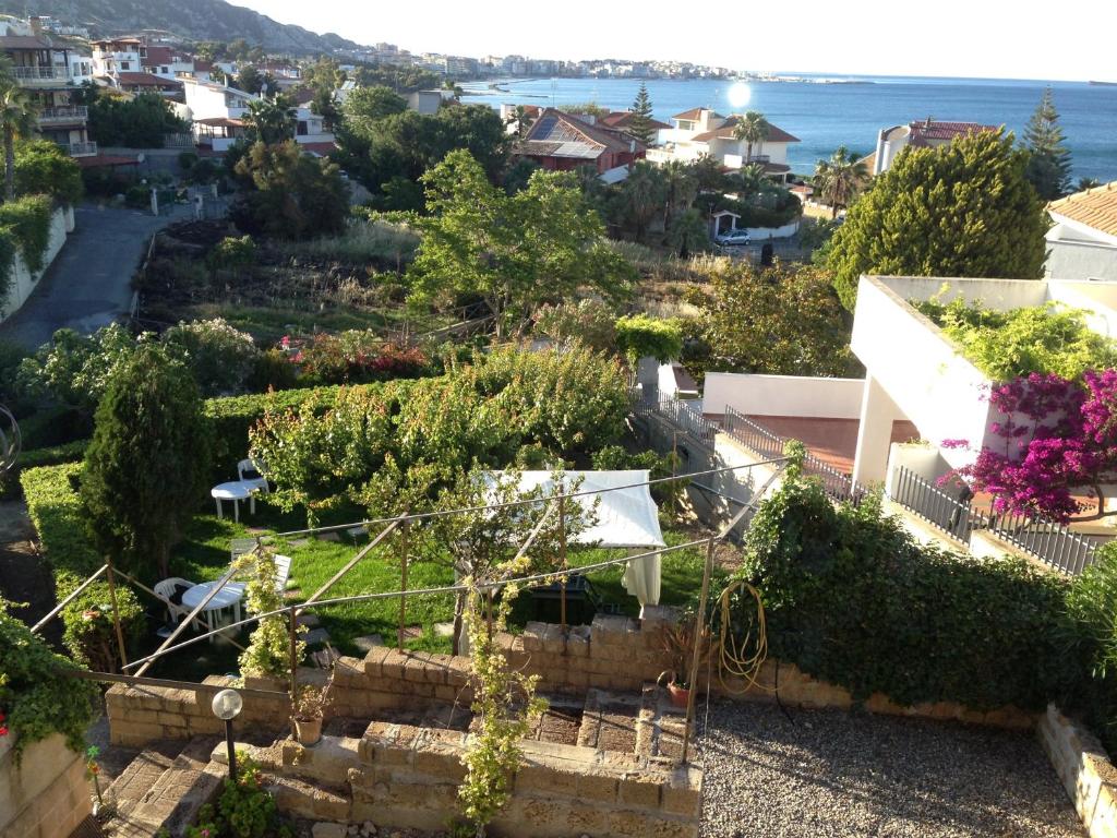克罗托内希腊马格纳住宿加早餐旅馆的享有花园的景色。