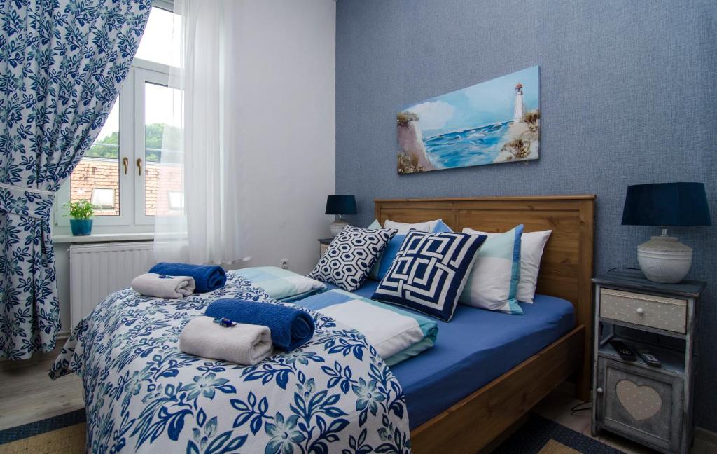 拉什科Family Boutique Hotel Trubarjev的卧室配有蓝色和白色的床和枕头