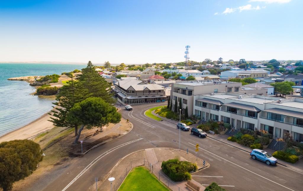 金斯科特Aurora Ozone Hotel Kangaroo Island的海洋旁小镇的空中景观