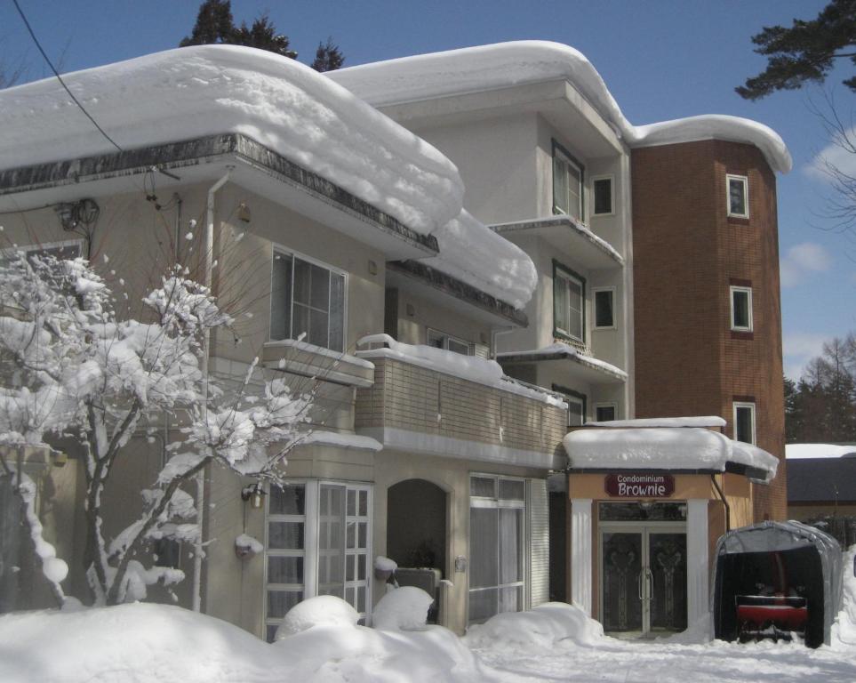 白马村Hakuba Inn Bloom的顶部有雪的房子