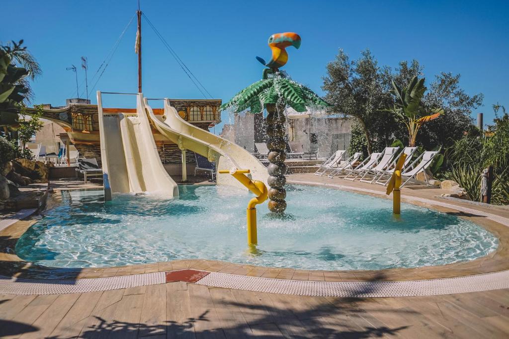 罗列特海岸阿尔巴塞勒克塔酒店的度假村内带水滑梯的游泳池