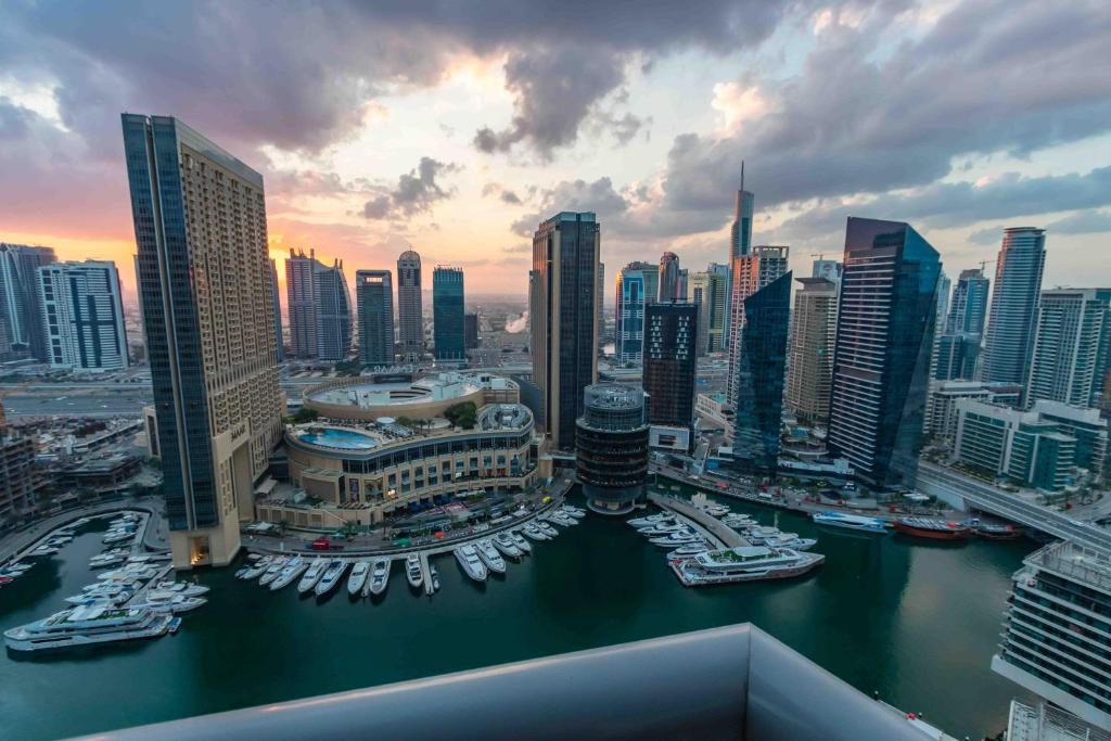 迪拜Quintessential Quarters - Breathtaking 29th Floor Views的海港内船只的城市景观