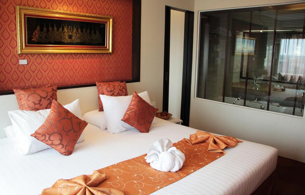 北柳V Verve Service Apartment Hotel的一间卧室设有两张带红色墙壁和窗户的床。