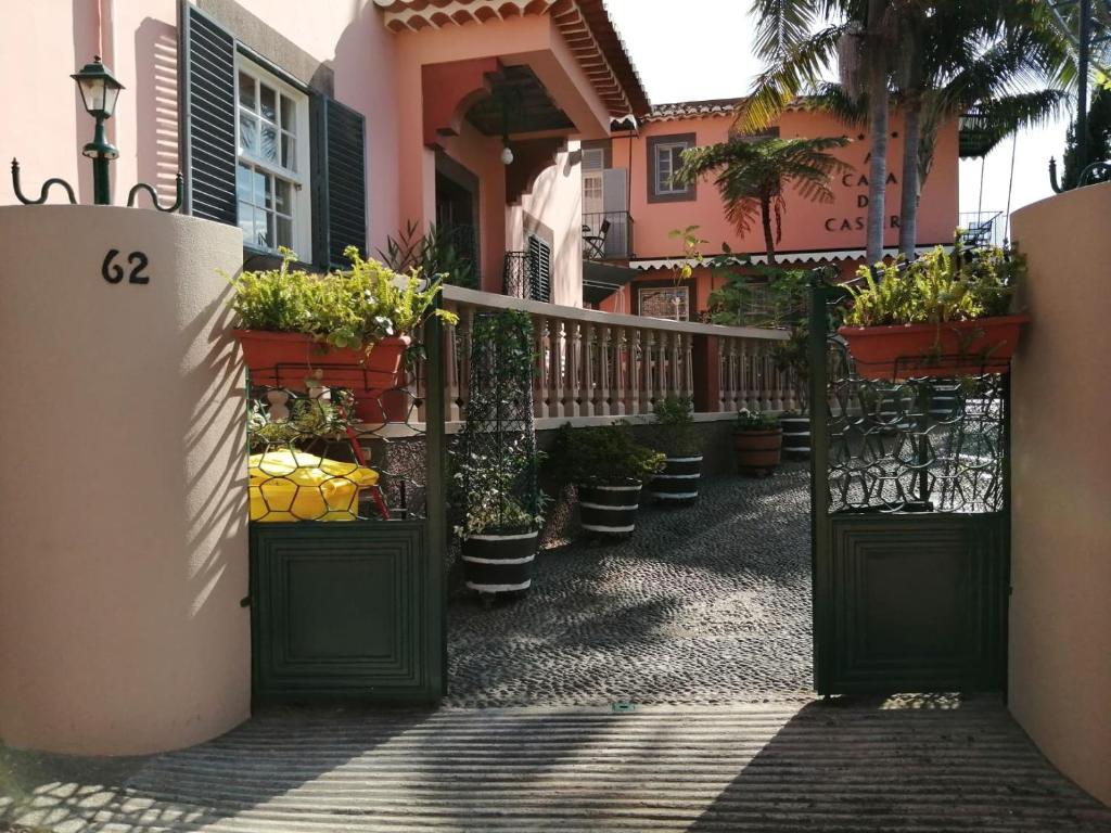 丰沙尔卡萨卡赛宜罗酒店的一座带绿门和盆栽的房屋