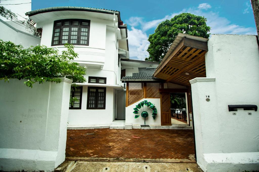 科伦坡Lost & Found - Colombo的前面有门的白色房子
