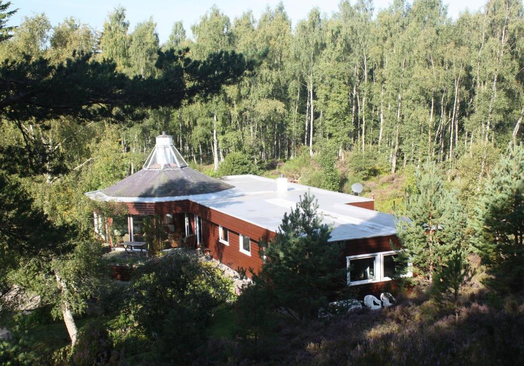 阿维莫尔Cairngorm Lodge Rothiemurchus的树林中房屋的空中景观